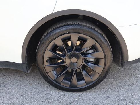 Used 2024 Tesla Model Y Long Range AWD/4WD image 21