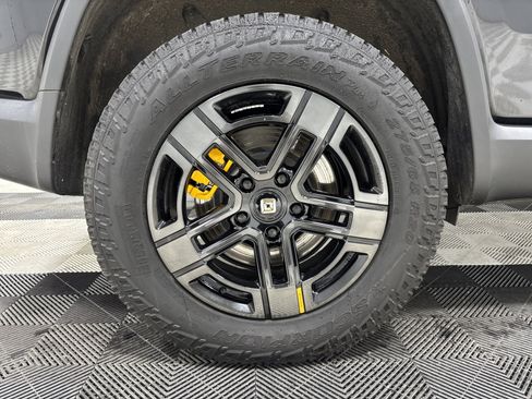 Used 2025 Rivian R1S Premium image 12