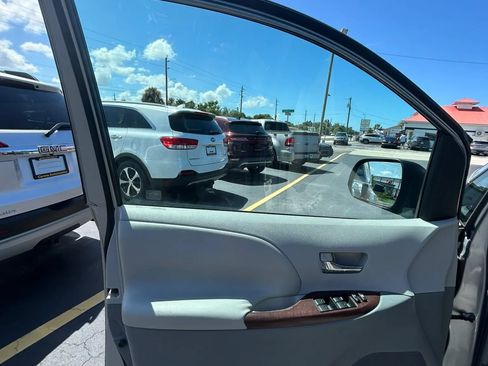 Used 2011 Toyota Sienna XLE FWD image 25