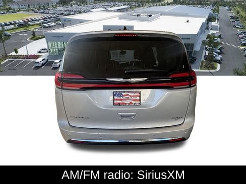 Used 2024 Chrysler Pacifica Touring-L image 5