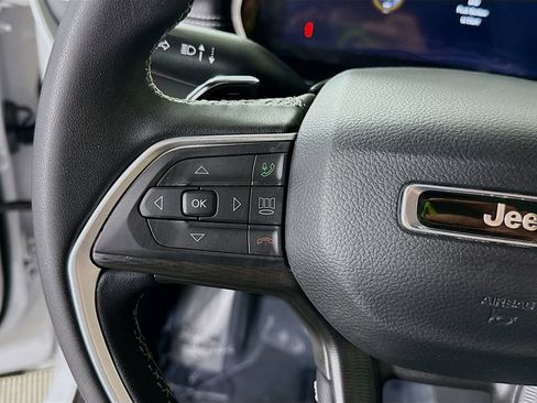 Used 2025 Jeep Grand Cherokee Laredo X AWD/4WD image 21
