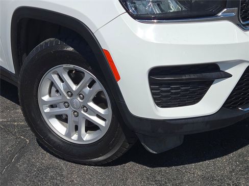 Used 2024 Jeep Grand Cherokee Laredo AWD/4WD image 3
