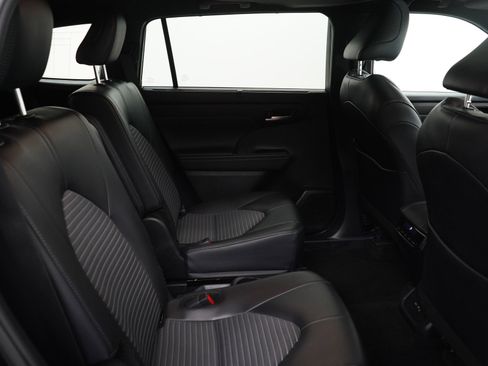 Used 2025 Toyota Highlander XSE image 12