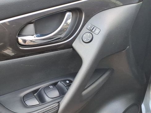 Used 2018 Nissan Rogue SV image 5