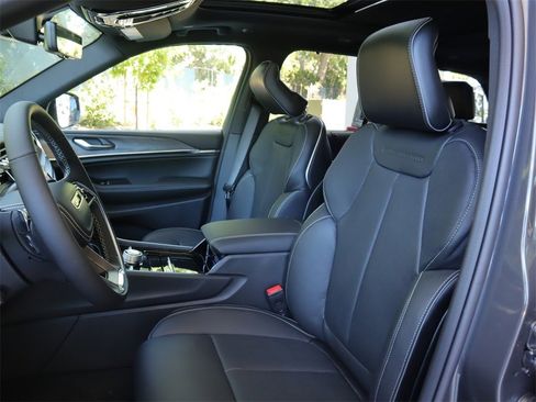 New 2023 Jeep Grand Cherokee Overland w/ Luxury Tech Group IV image 20