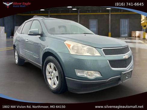 Used 2009 Chevrolet Traverse LT image 2