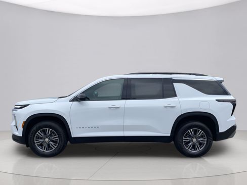 Used 2025 Chevrolet Traverse LT FWD image 5