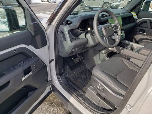 New 2026 Land Rover Defender 130 X-Dynamic SE image 9