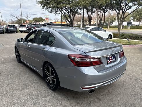 Used 2017 Honda Accord Touring image 4