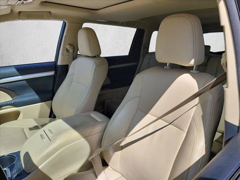 Used 2014 Toyota Highlander XLE FWD image 9