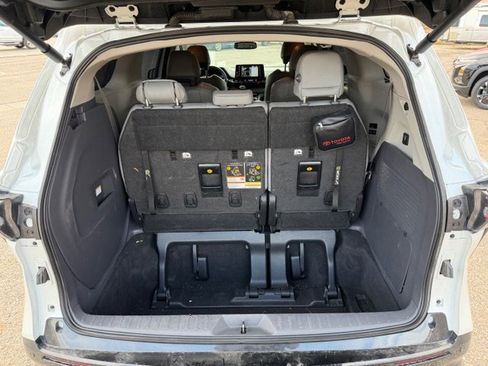 Used 2023 Toyota Sienna Limited image 7