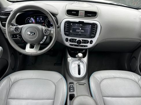 Used 2017 Kia Soul EV + image 3