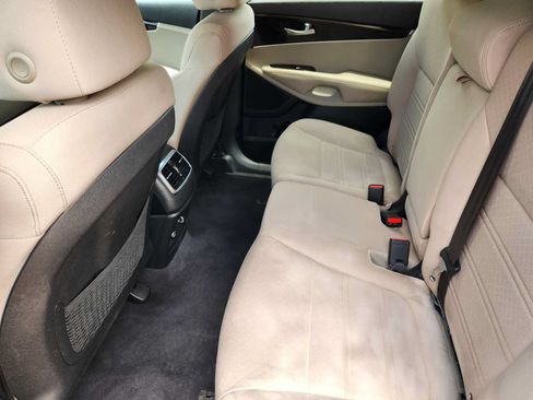 Used 2020 Kia Sorento S FWD image 29