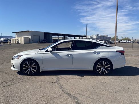 Used 2020 Nissan Altima 2.5 Platinum image 2