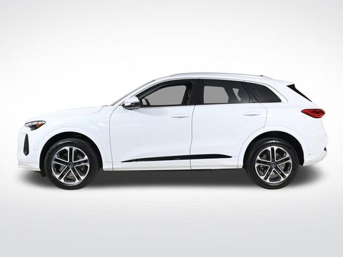 Certified 2025 Audi Q5 Premium w/ Convenience Package image 2