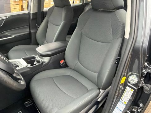 Used 2021 Toyota RAV4 LE AWD/4WD image 18