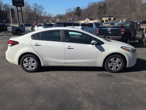 Used 2018 Kia Forte LX w/ LX Rear Camera Package image 3