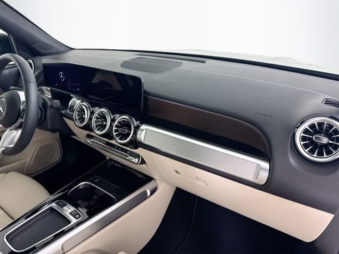 New 2025 Mercedes-Benz GLB 250 4MATIC image 30