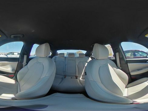 Used 2025 Genesis G70 2.5T image 42