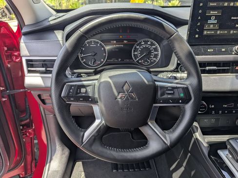 Used 2025 Mitsubishi Outlander SE FWD image 19