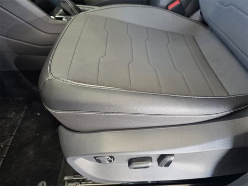 New 2026 Volkswagen Taos SE image 17