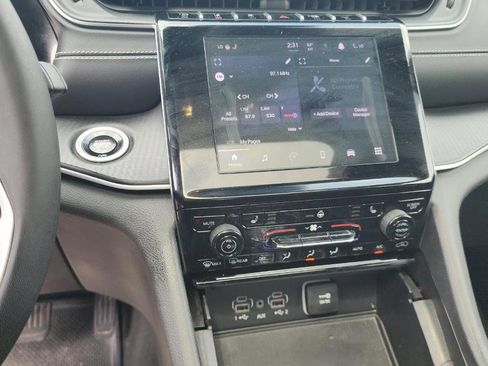 Used 2024 Jeep Grand Cherokee L Altitude image 7