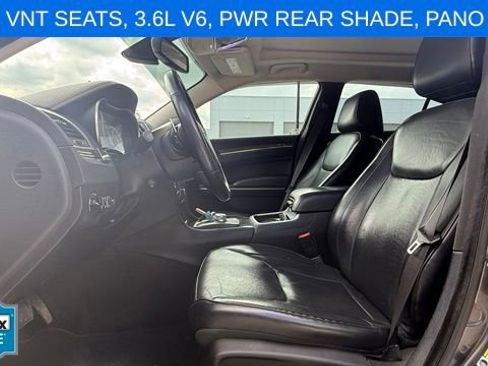 Used 2016 Chrysler 300 C RWD image 10