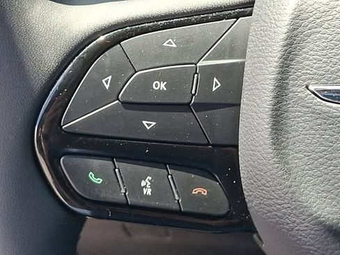 Used 2025 Chrysler Pacifica Limited FWD image 21