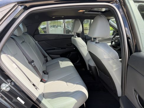 Certified 2025 Hyundai Elantra Limited FWD image 18