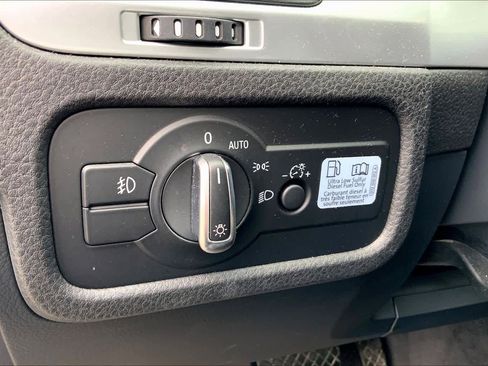 Used 2014 Volkswagen Touareg TDI image 35