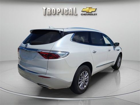 Used 2024 Buick Enclave Essence image 5