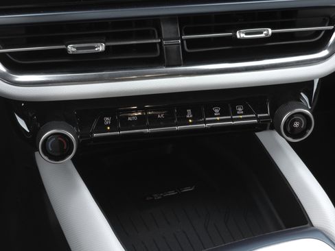 Used 2025 Chevrolet Equinox EV LT image 16