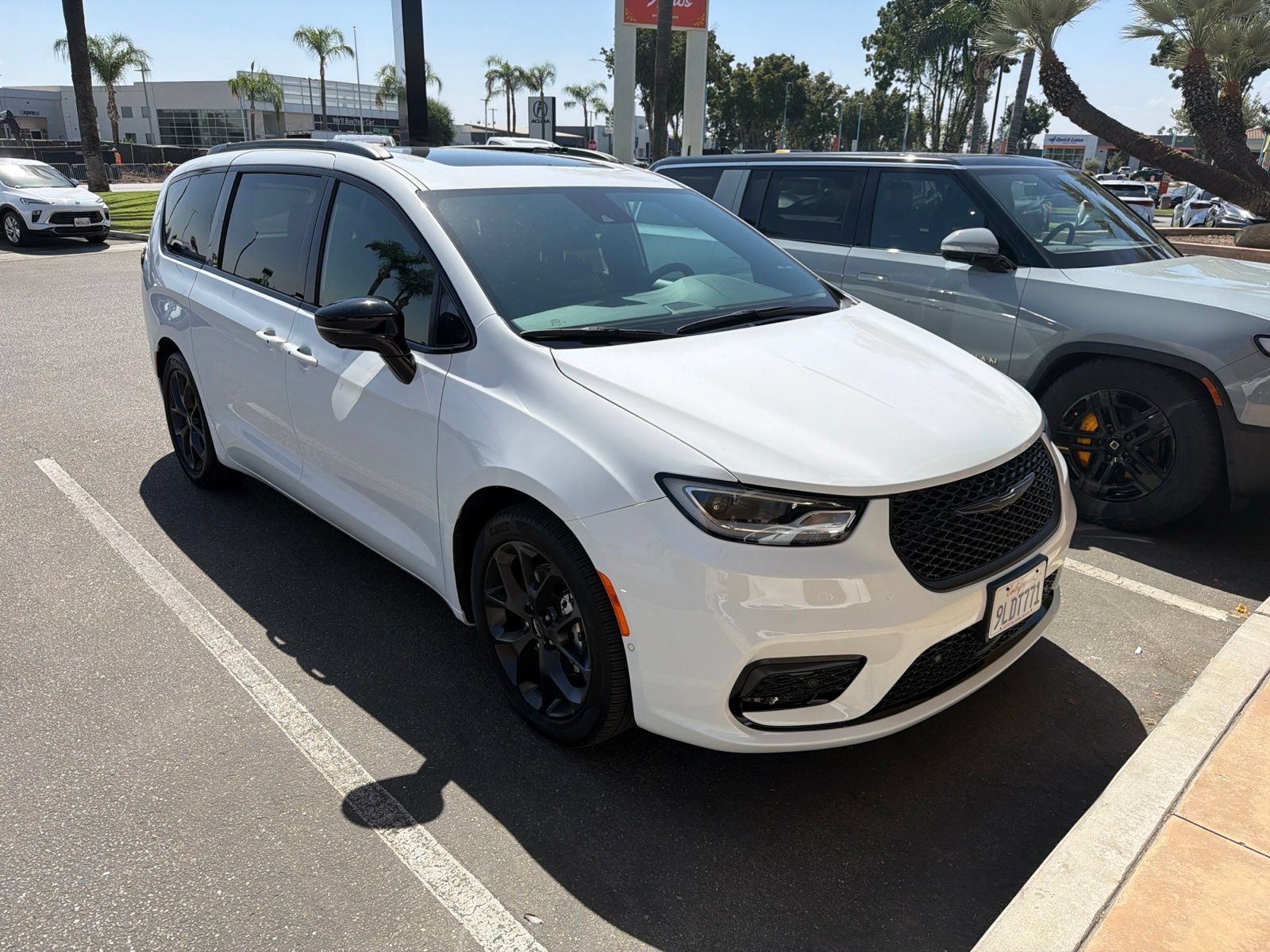 Used 2024 Chrysler Pacifica Limited w/ Uconnect Theater Family Group FWD image 2