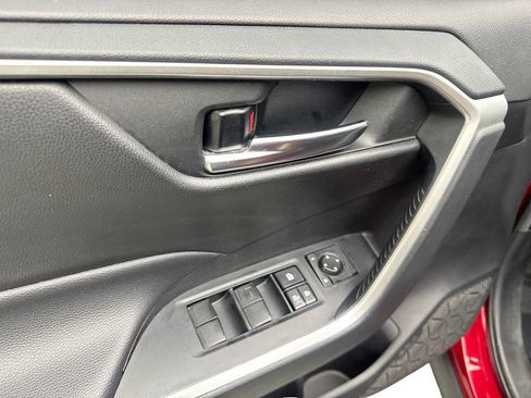 Used 2021 Toyota RAV4 XLE image 33