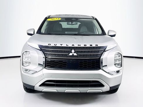 Used 2023 Mitsubishi Outlander SE image 2