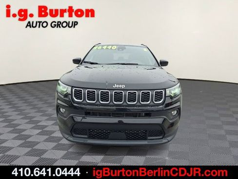 Used 2024 Jeep Compass Latitude AWD/4WD image 2