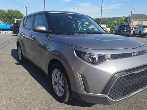 Used 2025 Kia Soul LX w/ LX Technology Package FWD image 2