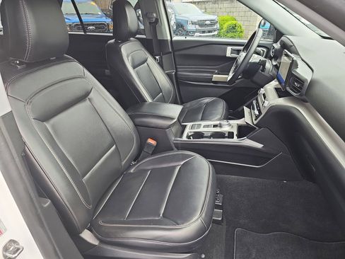 Used 2023 Ford Explorer XLT w/ Equipment Group 202A RWD image 10