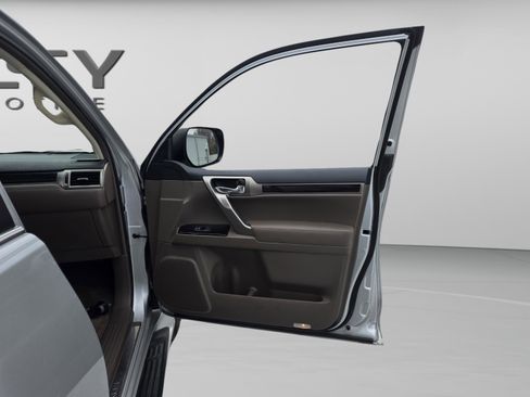 Used 2018 Lexus GX 460 image 24