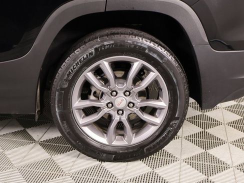 Used 2024 GMC Terrain SLT image 17