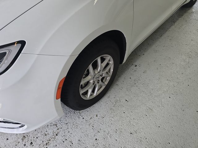 Used 2024 Chrysler Pacifica Touring-L FWD image 9
