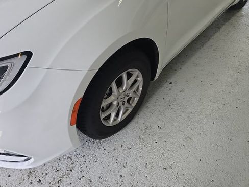 Used 2024 Chrysler Pacifica Touring-L FWD image 9