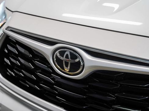 Used 2023 Toyota Highlander XLE FWD image 8