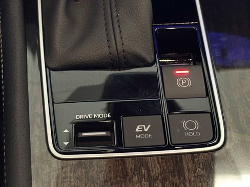 Certified 2025 Toyota Sienna Platinum image 18