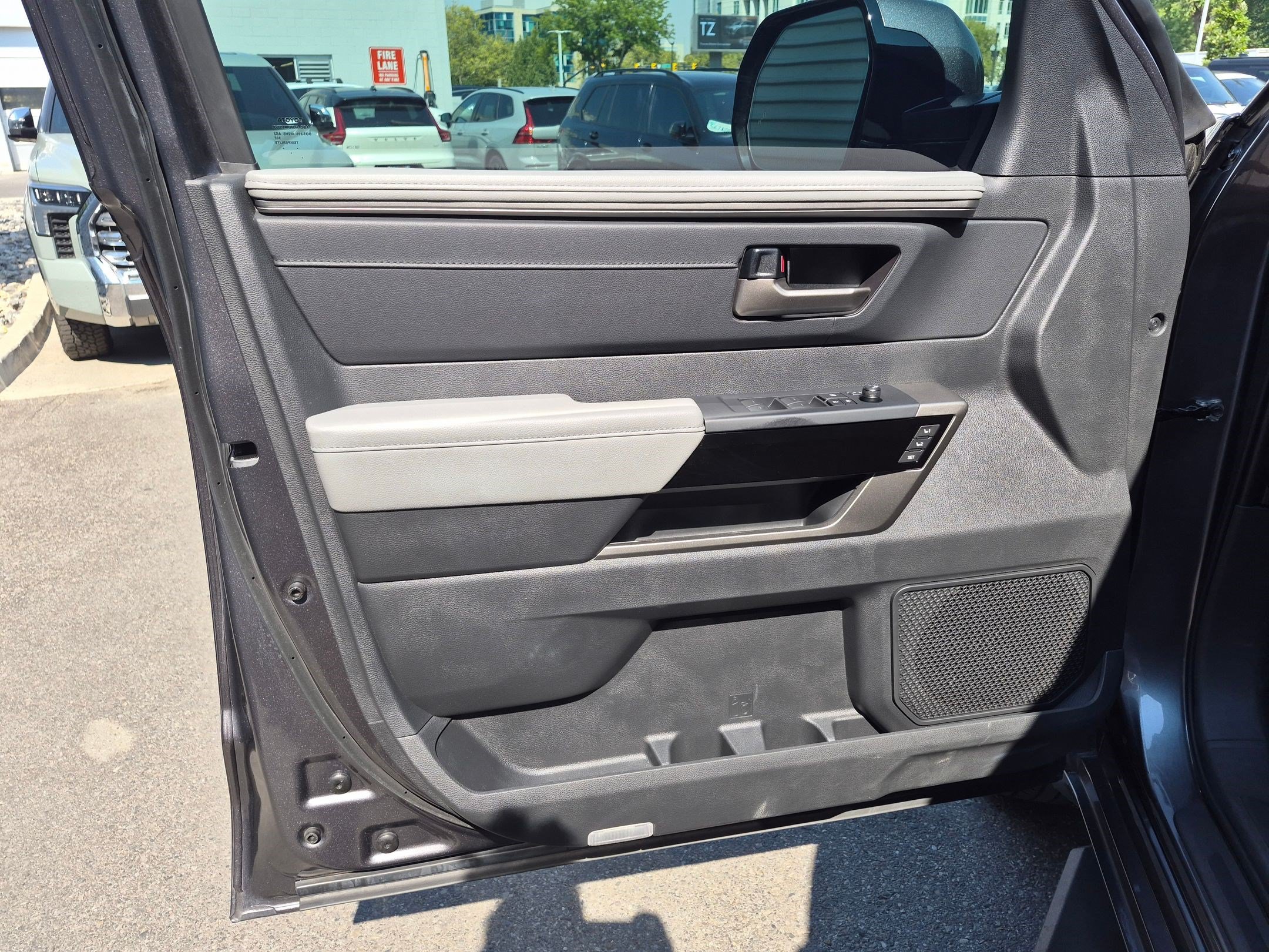 Used 2025 Toyota Tundra Limited AWD/4WD image 11