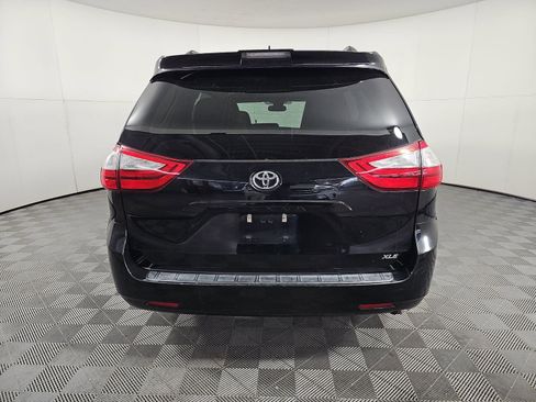 Used 2019 Toyota Sienna XLE image 4