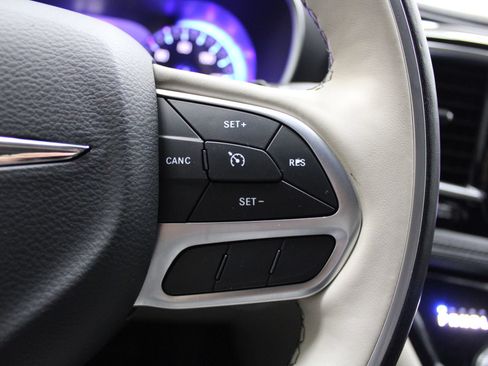 Used 2020 Chrysler Pacifica Limited FWD image 44