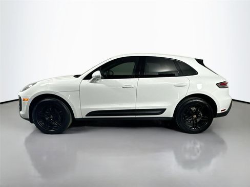Certified 2022 Porsche Macan AWD/4WD image 2