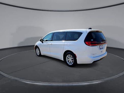 Used 2023 Chrysler Pacifica Touring-L FWD image 6