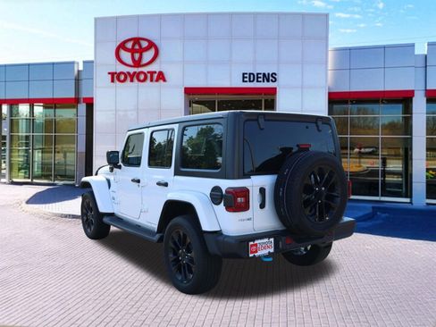 Used 2022 Jeep Wrangler Unlimited Sahara w/ Cold Weather Group AWD/4WD image 7
